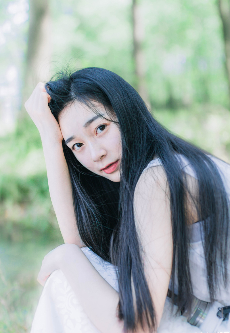 你若爱她，让你的爱像阳光一样包围她，并且给她自由。